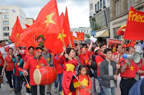 Vietnamesen in Deutschland protestieren gegen illegale Verankerung der chinesischen Bohrinsel - ảnh 1